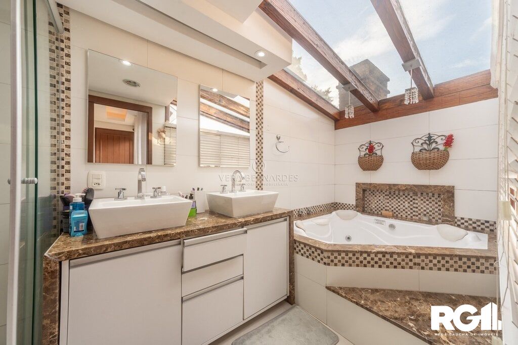 Casa de Condomínio à venda com 4 quartos, 205m² - Foto 1