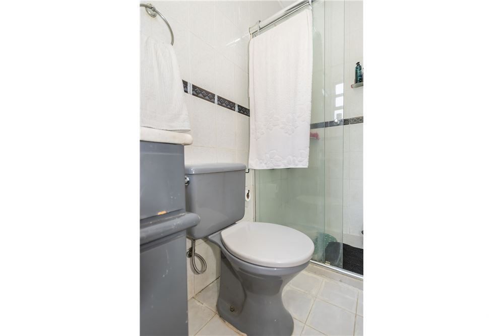 Casa à venda com 4 quartos, 250m² - Foto 2