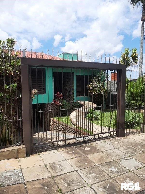 Casa à venda com 4 quartos, 220m² - Foto 1