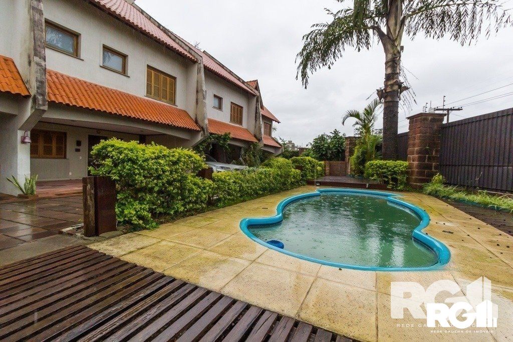 Casa de Condomínio à venda com 3 quartos, 239m² - Foto 2