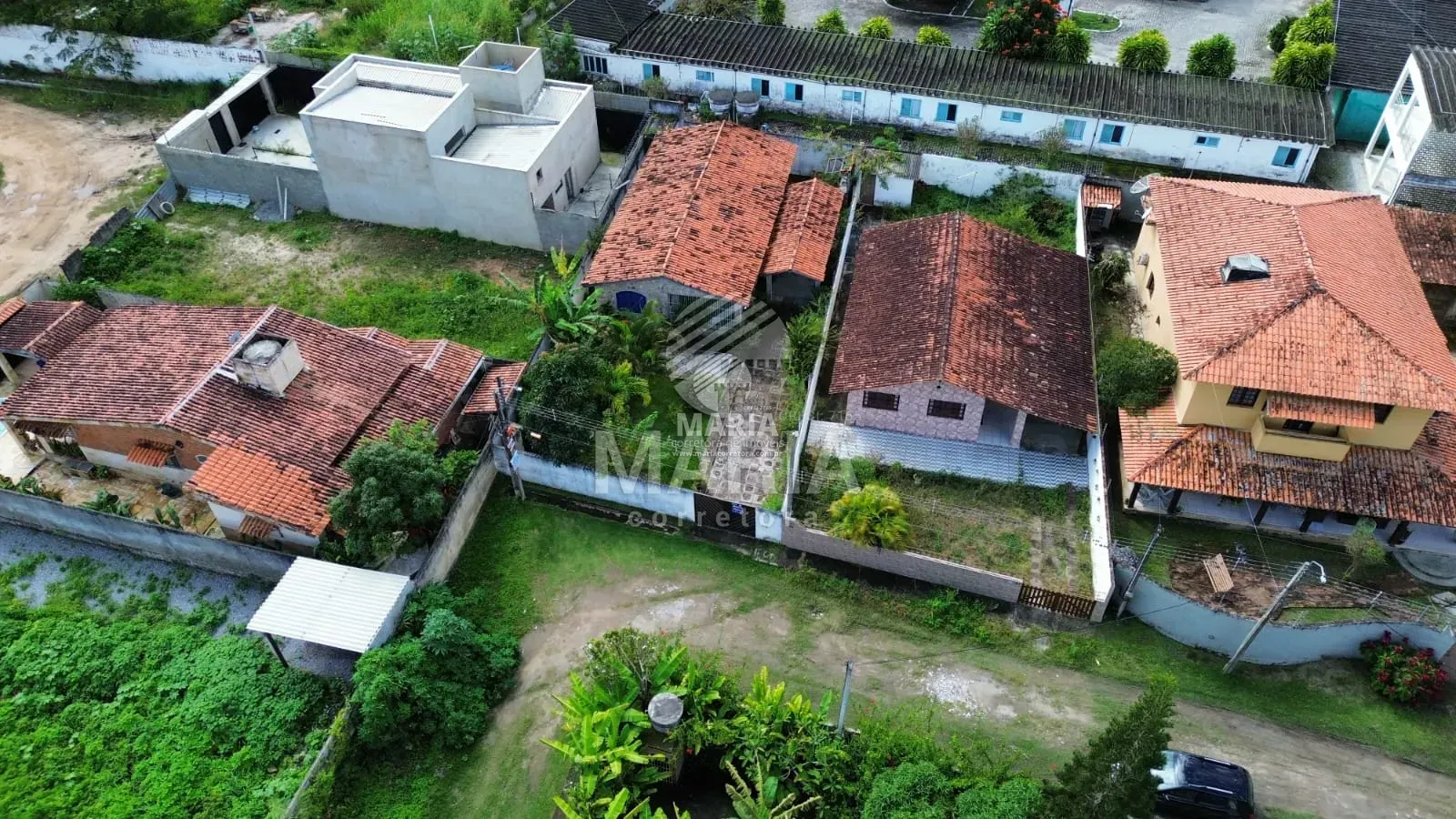 Casa fora de condomínio com lindo jardim para locação anual em Gravatá/PE!