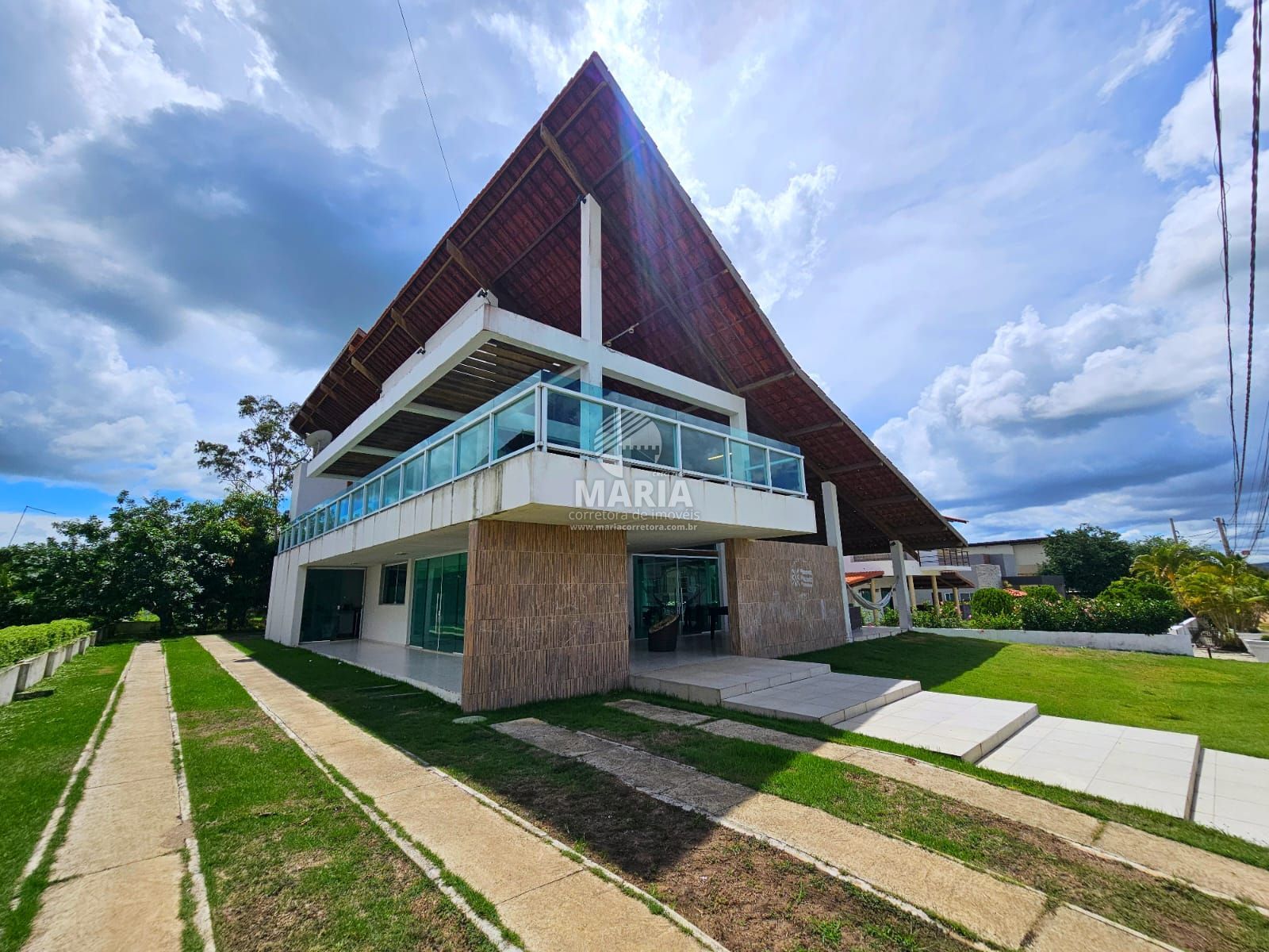 Casa em condomínio de alto padrão com 06 suítes para locação por temporada em Sairé/PE!
