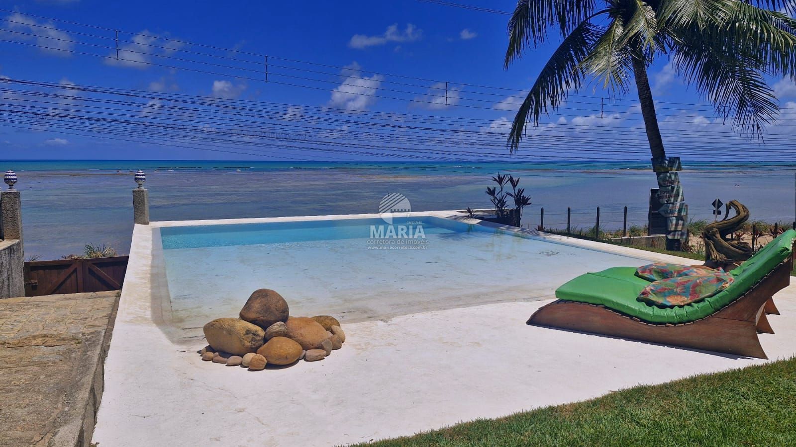Casa à beira-mar com 08 suítes à venda na praia de Japaratinga/AL!