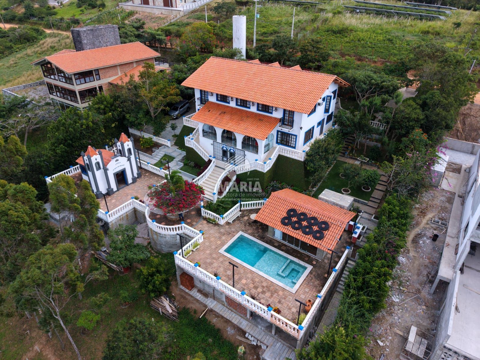Casa em condomínio de alto padrão com 05 suítes e excelente vista panorâmica à venda em Gravatá/PE!