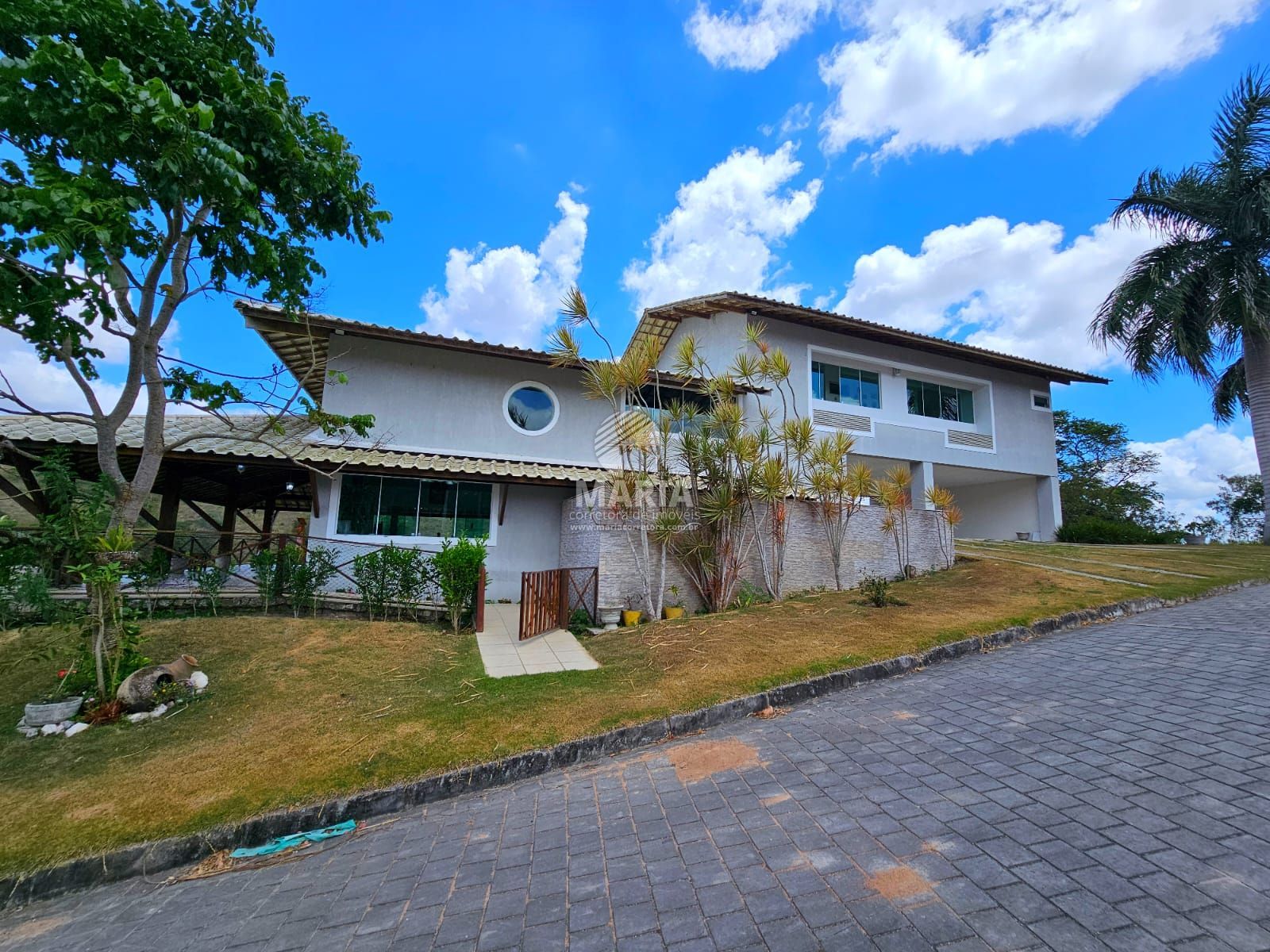 Casa dentro de condomínio com 05 suítes para locação anual em Gravatá/PE!