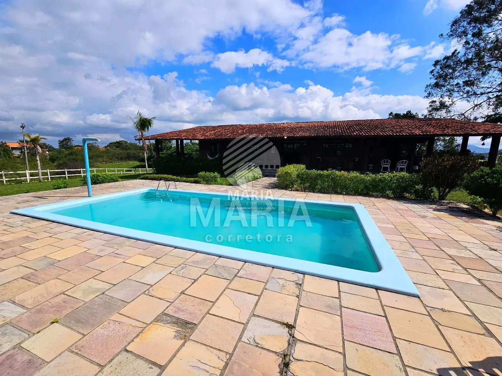 Casa fora de condomínio com 4 quartos e piscina para locação anual em Gravatá/PE!