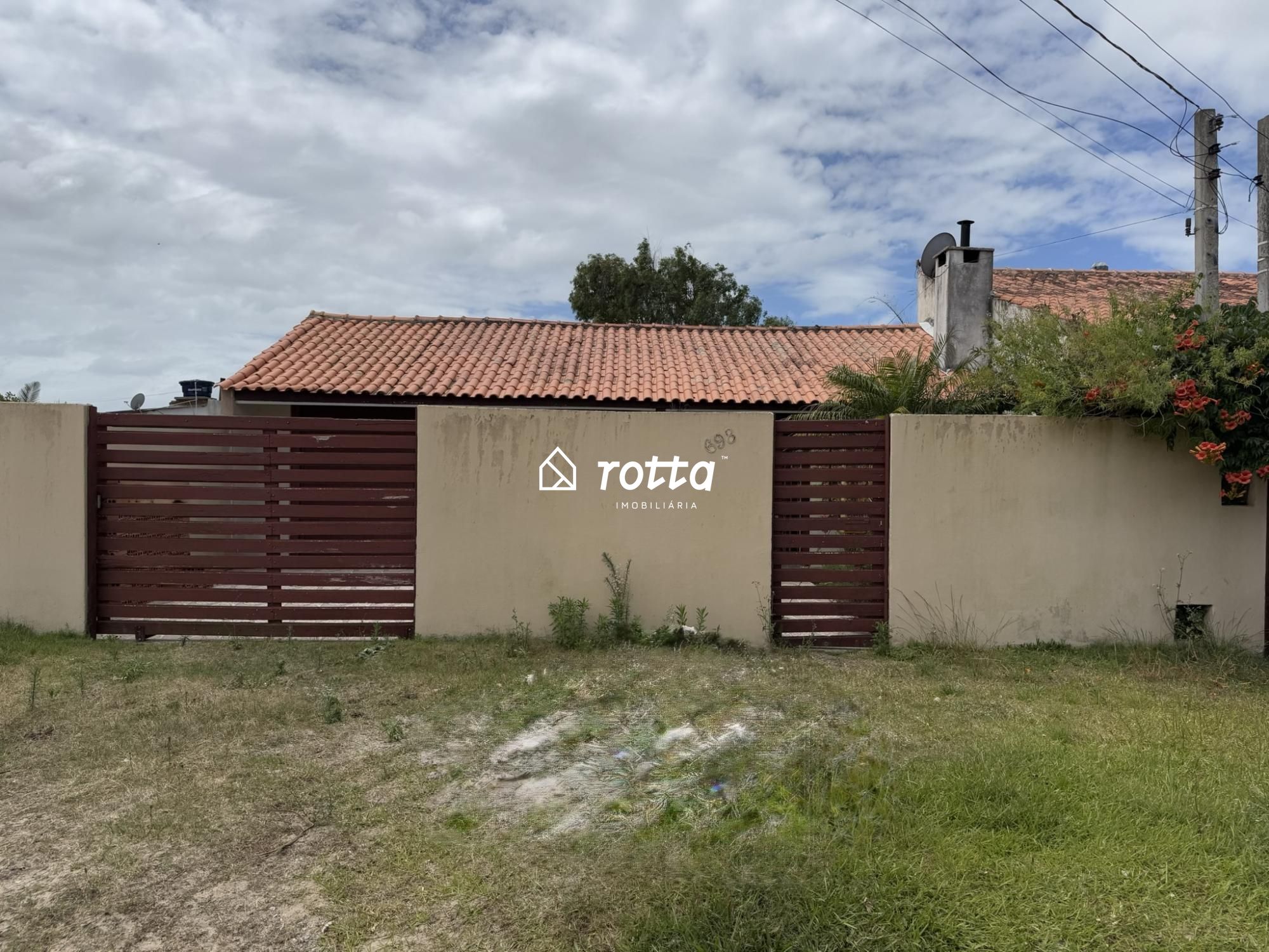 Casa com 3 dormitórios e espaço para Piscina no Coração do Cassino