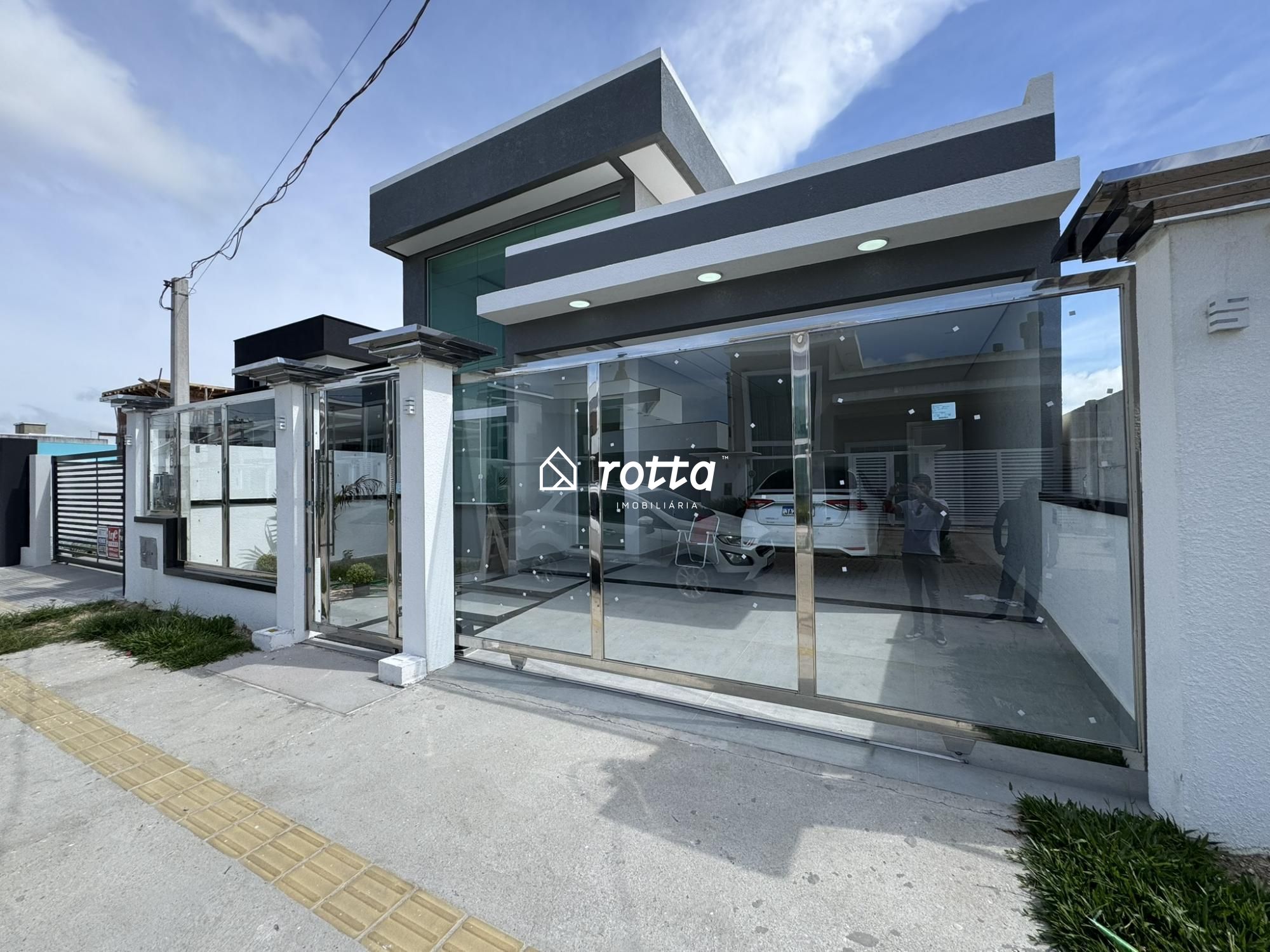 Casa de Alto Padrão com Piscina e Espaço Gourmet no Cassino!