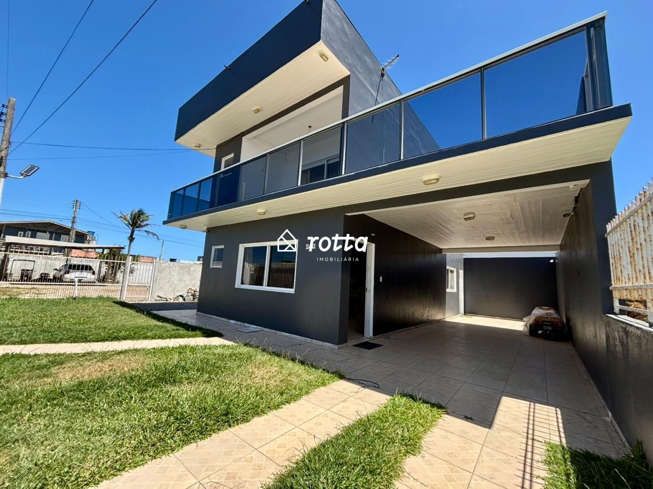 Sobrado com Terraço e Suíte com Sacada a Poucos Passos da Praia do Cassino!