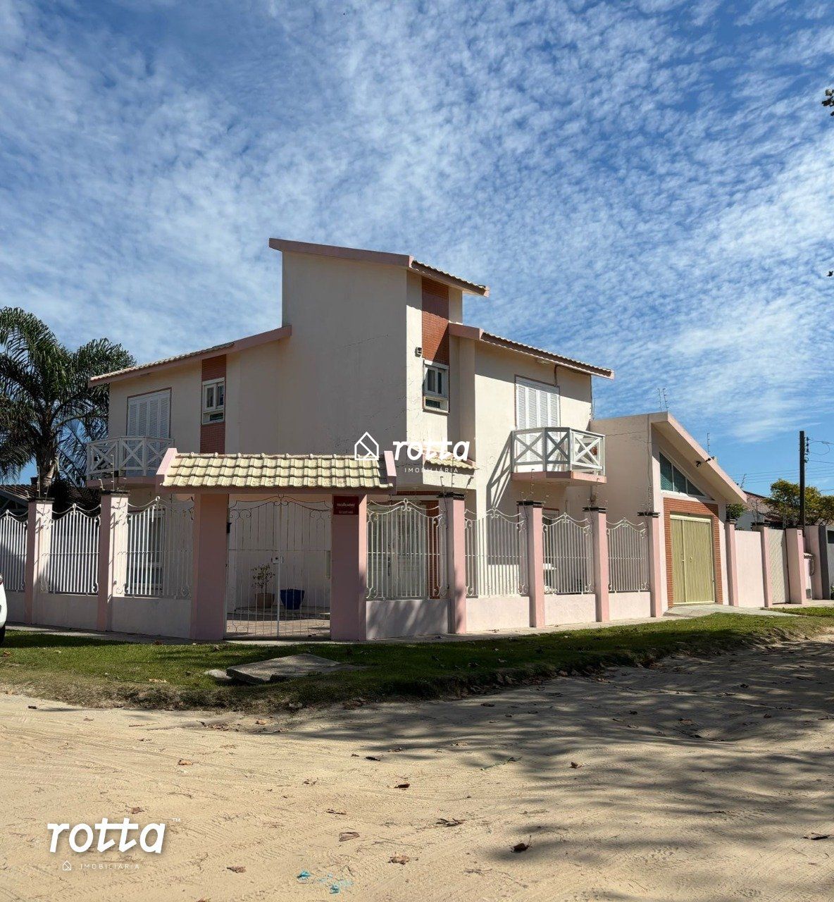 Sobrado Espaçoso a Poucos Minutos da Praia e da Avenida Rio Grande