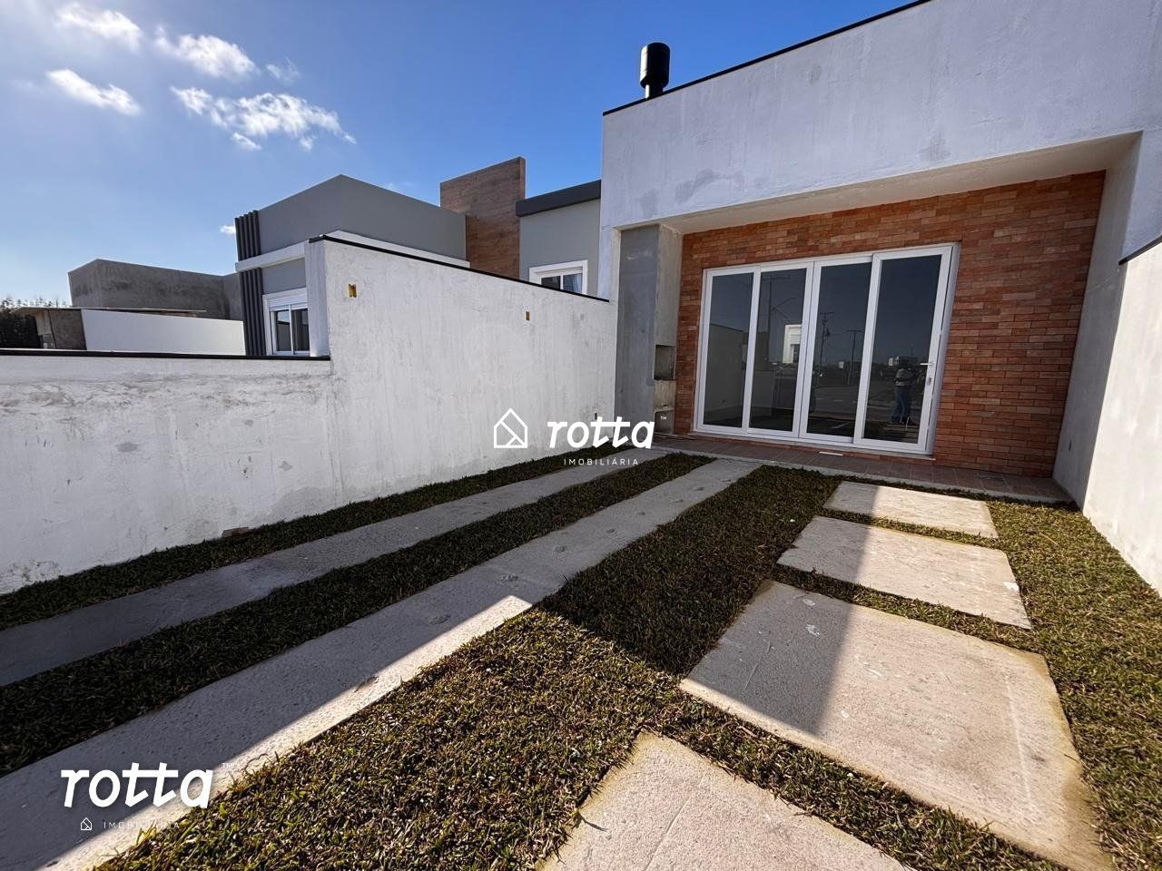 Casa Geminada de 2 Dormitórios no Cassino!