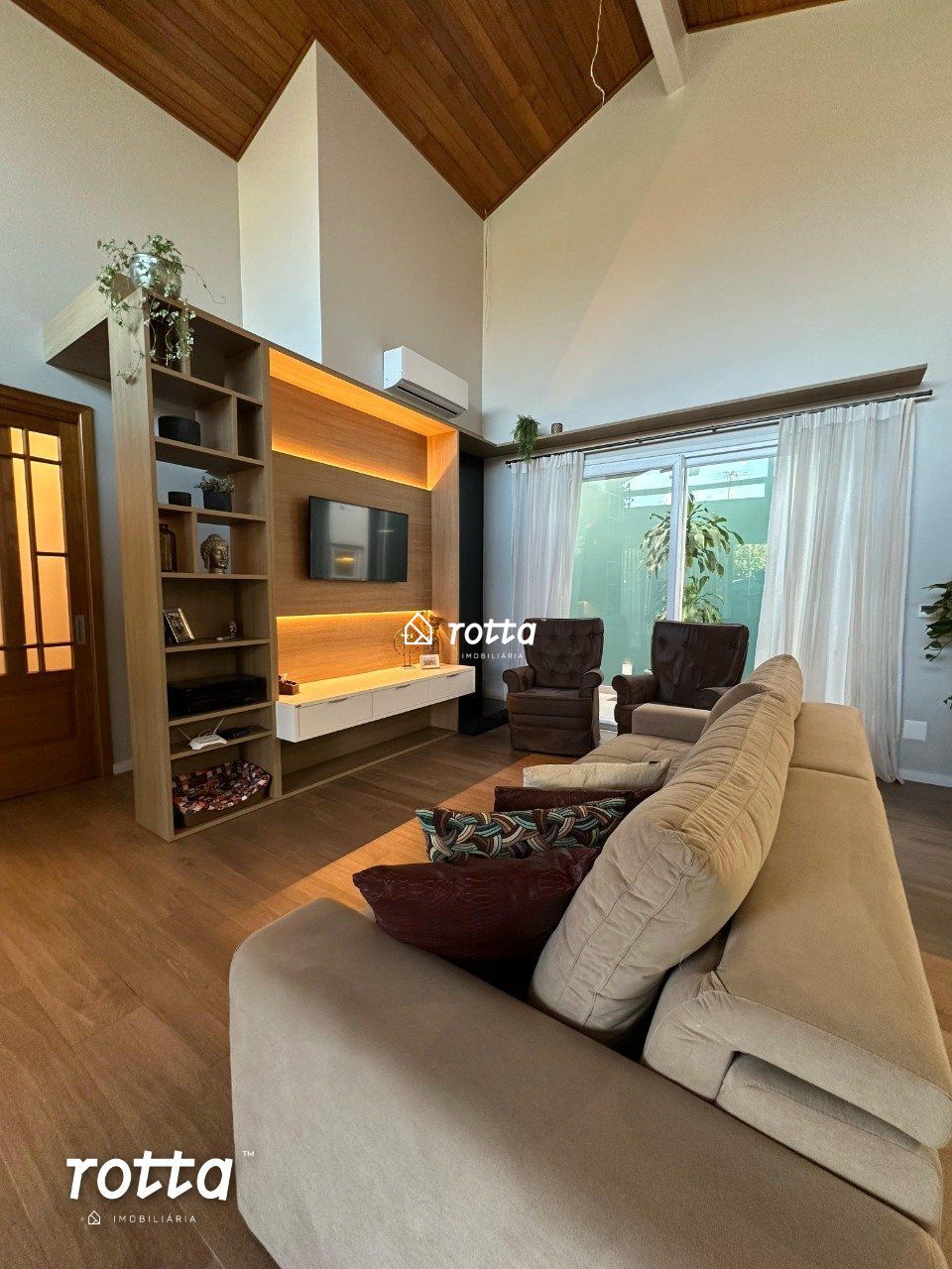 Casa de Esquina com 3 Quartos e Piso Aquecido, a 1 Quadra da Avenida!