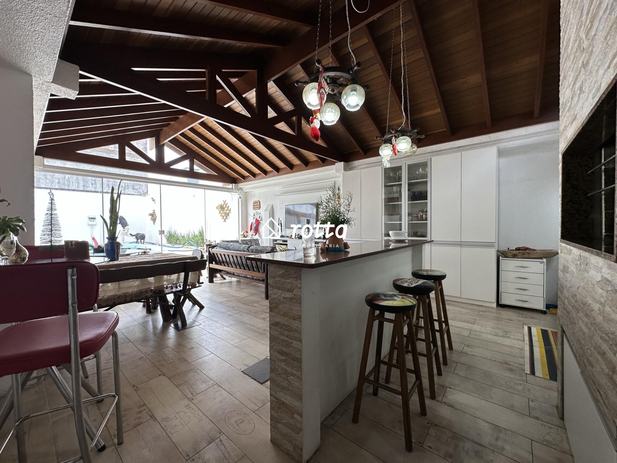 Casa com Piscina Aquecida e Ampla Área Gourmet a 1 Quadra da Praia do Cassino!