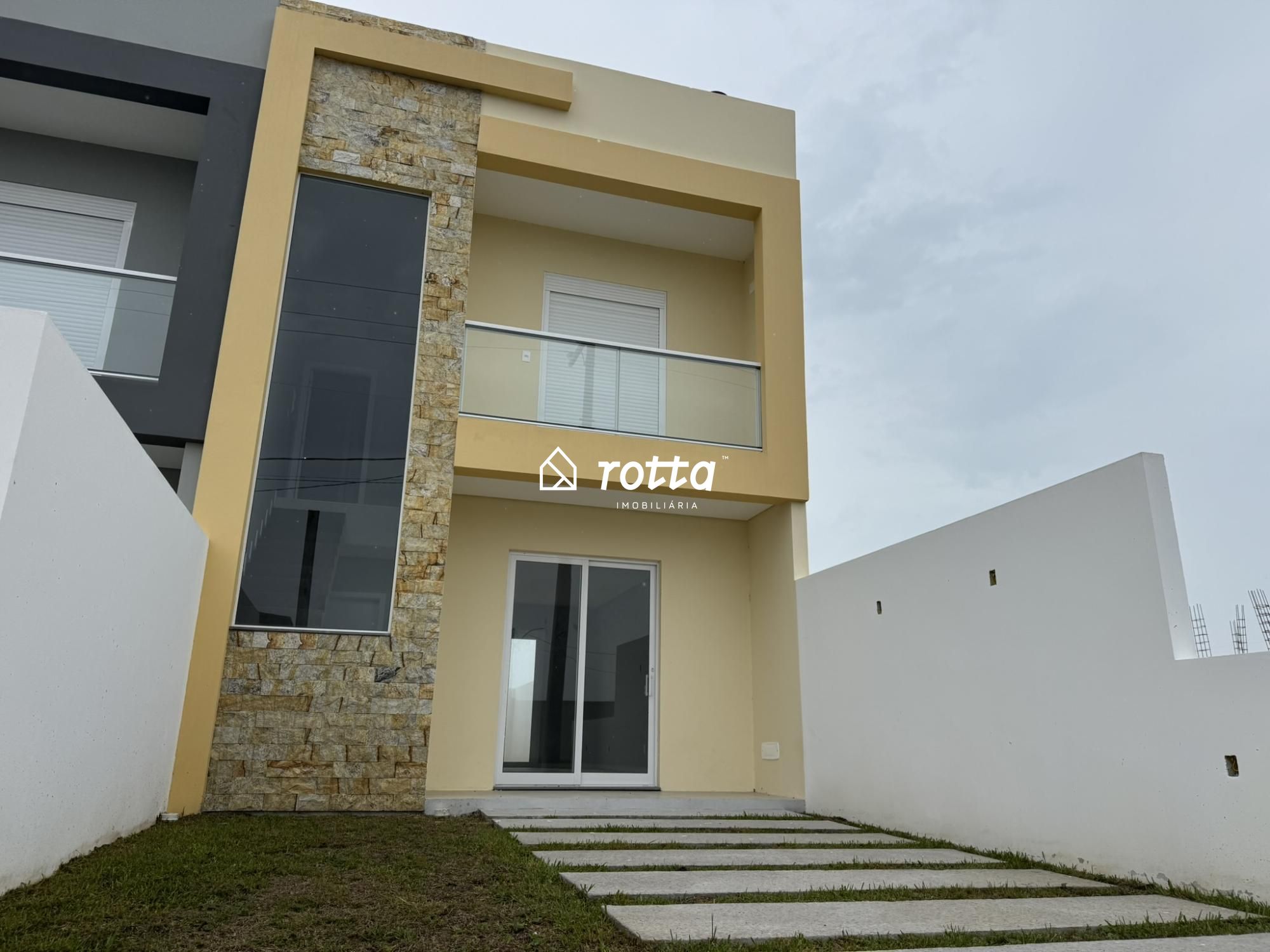 Casa com Lareira, Excelente Posição Solar e Rua Calçada no Cassino!