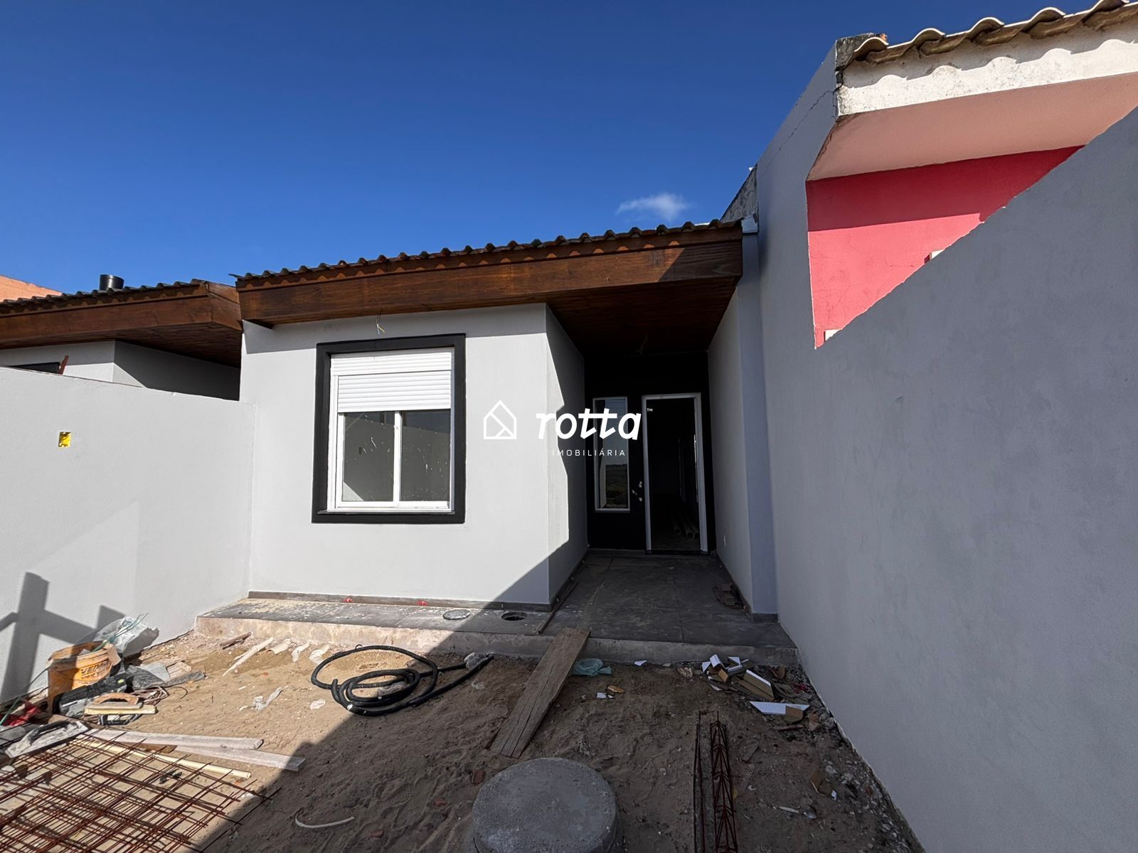 Casa nova no Parque Guanabara com acabamento moderno e pronta para morar