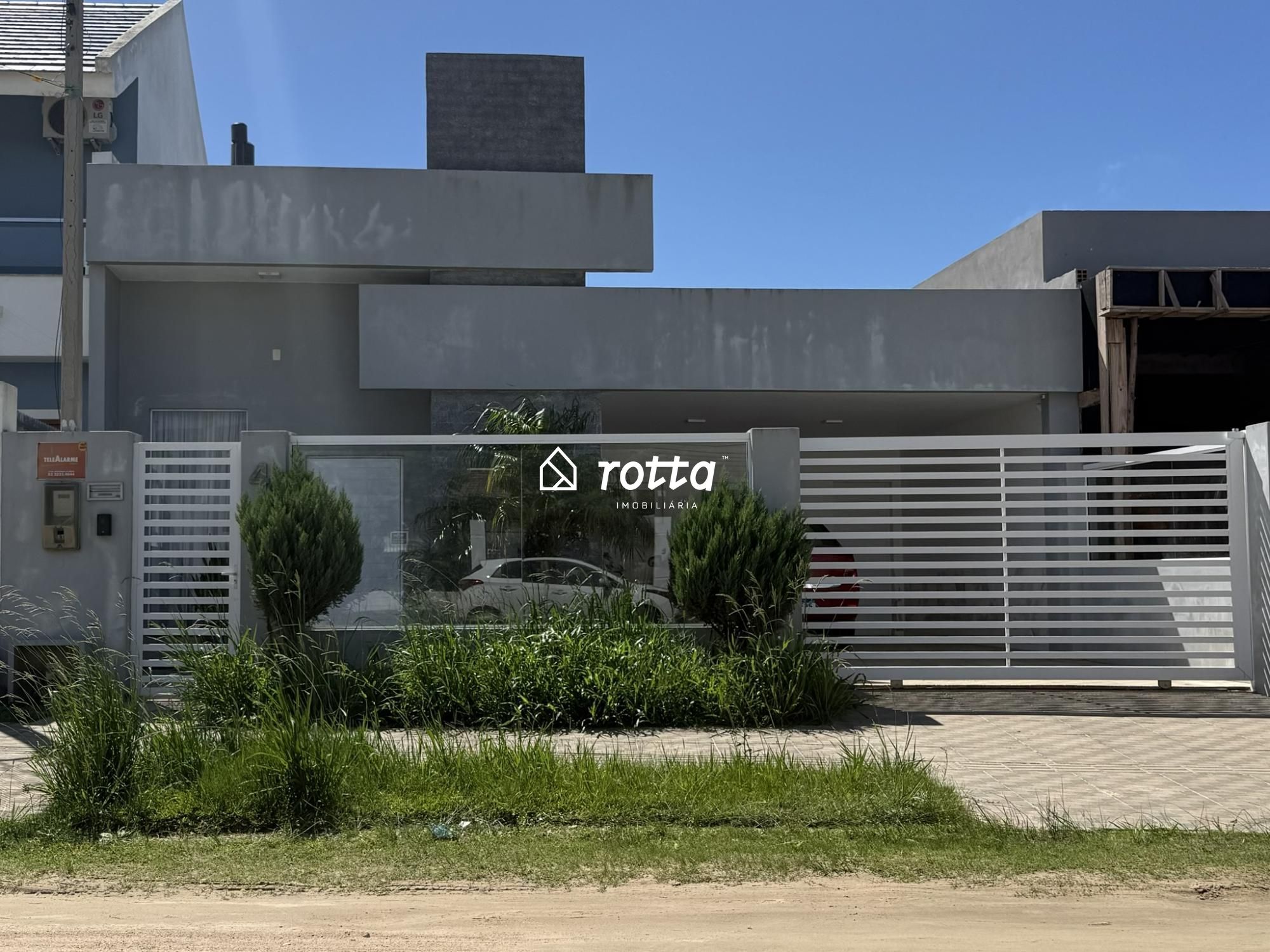 Casa com 3 dormitórios e Piscina ao lado da Av. Atlântica no Cassino