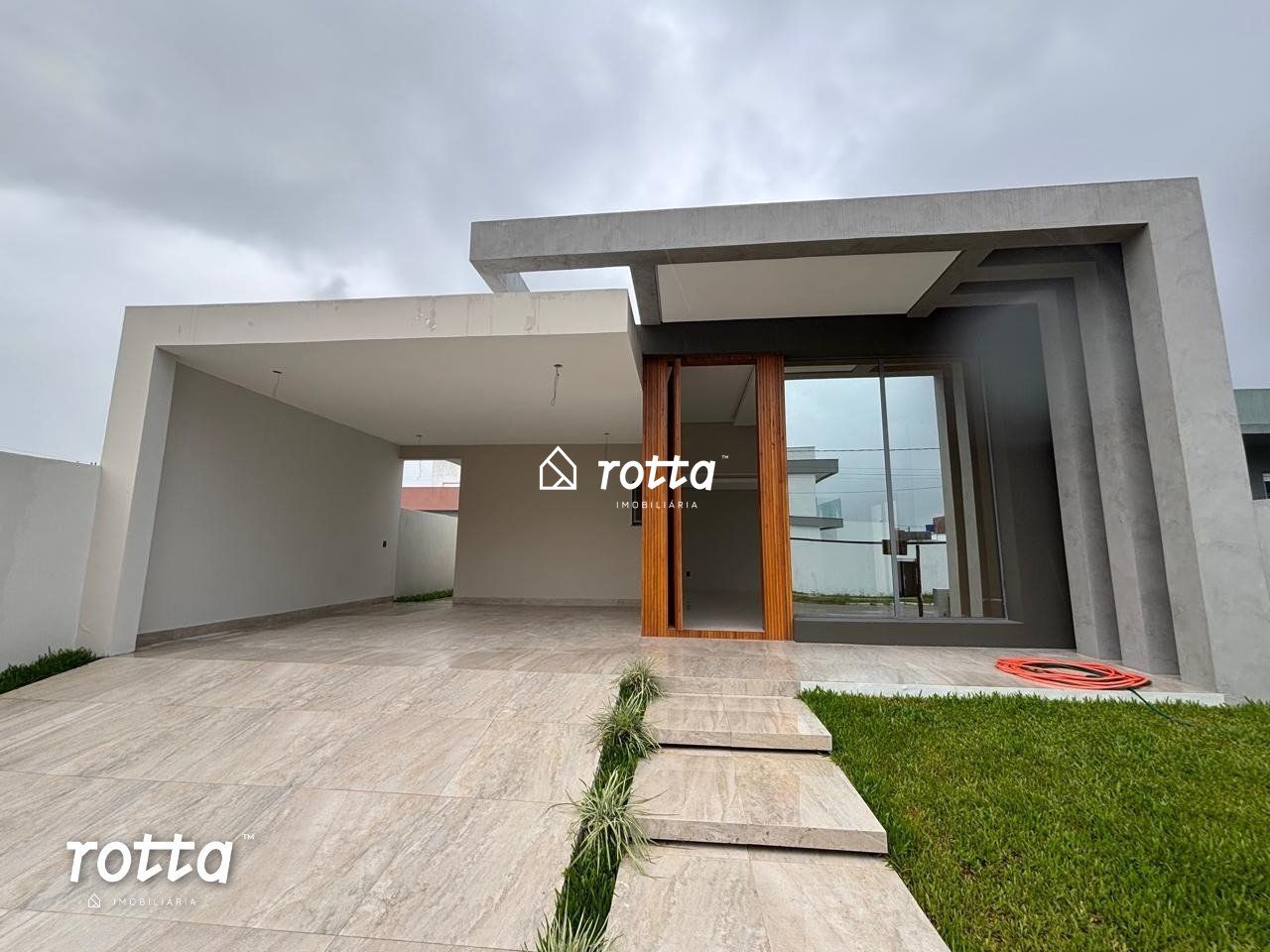 Casa com Lareira e Frente Norte no Condomínio Parque do Lago