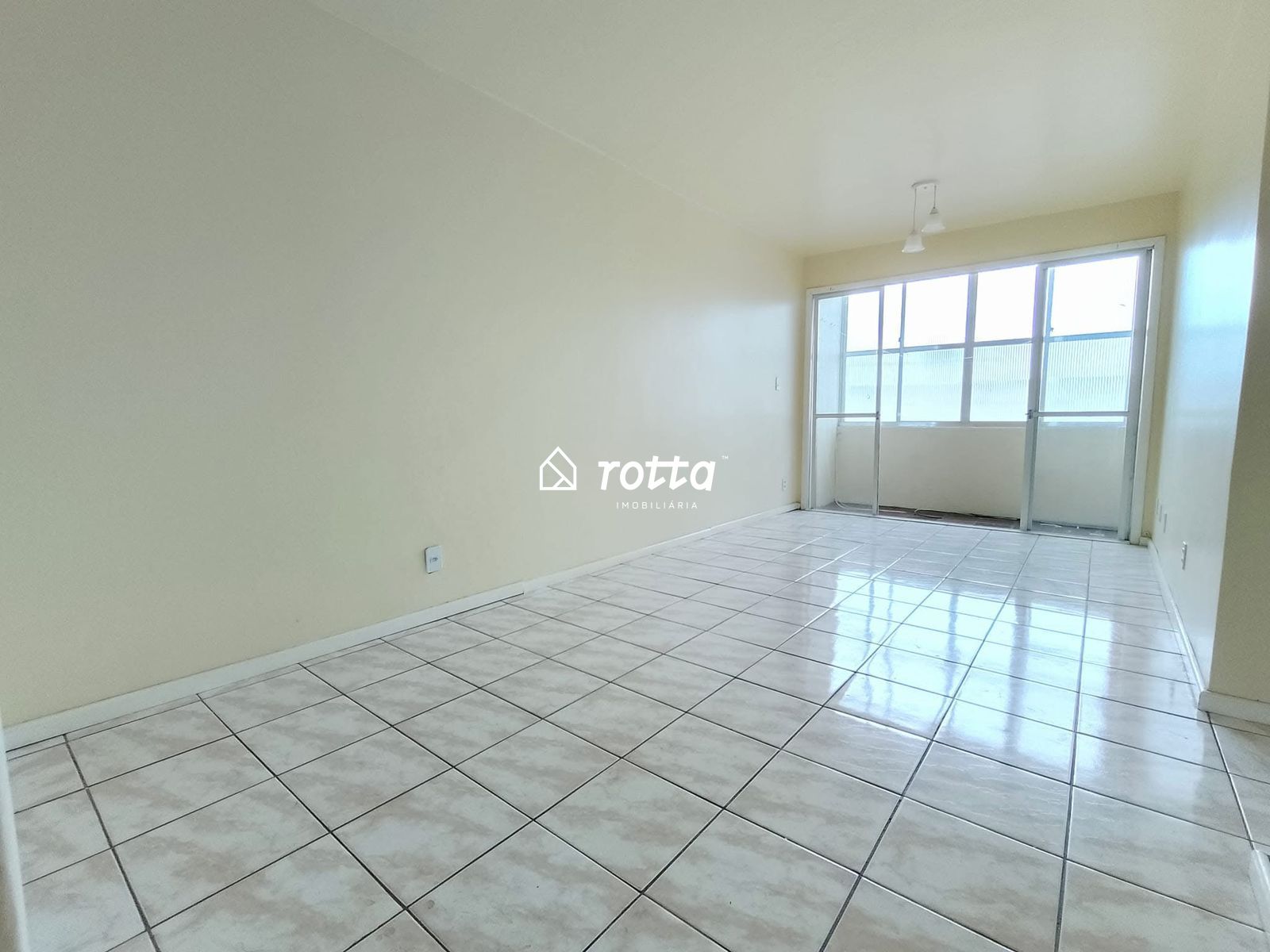 Apartamento com Sacada Fechada no Centro de Rio Grande – Conforto e Praticidade para sua Família!