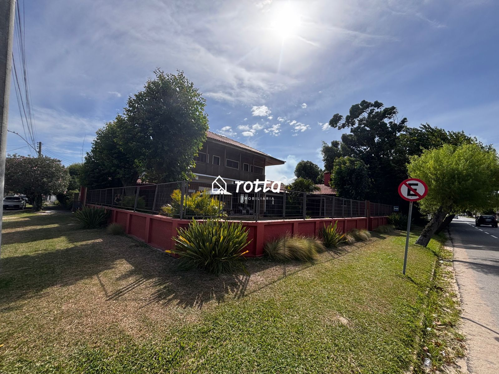 Residência imponente com arquitetura marcante e design exclusivo no Cassino