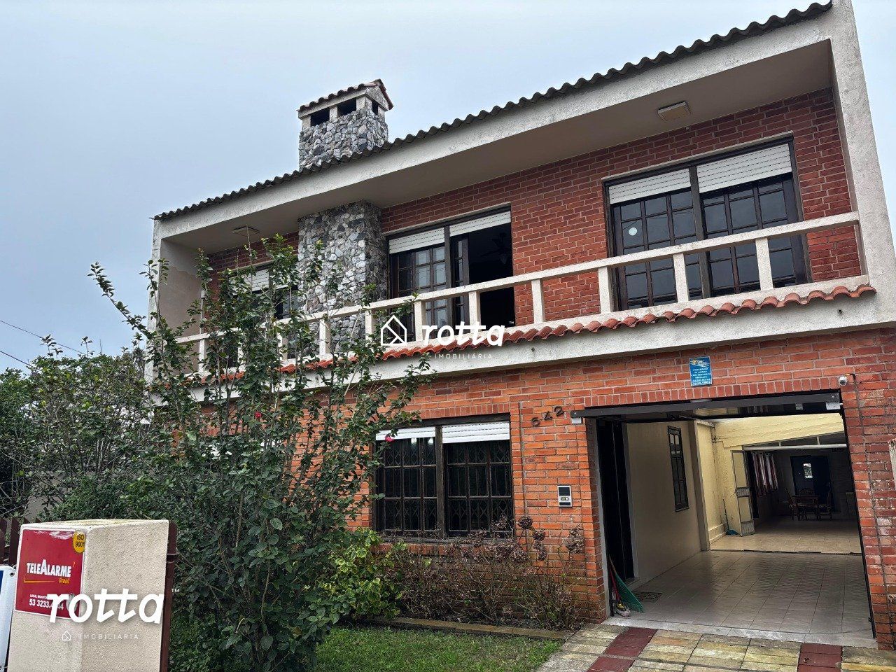 Sobrado com Piscina e 4 Dormitórios em Área Tranquila do Cassino