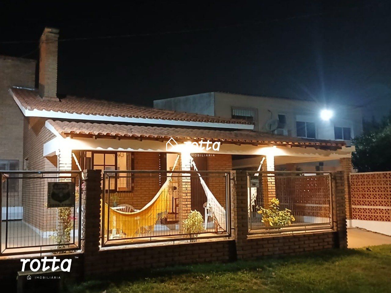 Casa Próxima às Principais Avenidas com 3 Dormitórios e Piscina no Cassino!