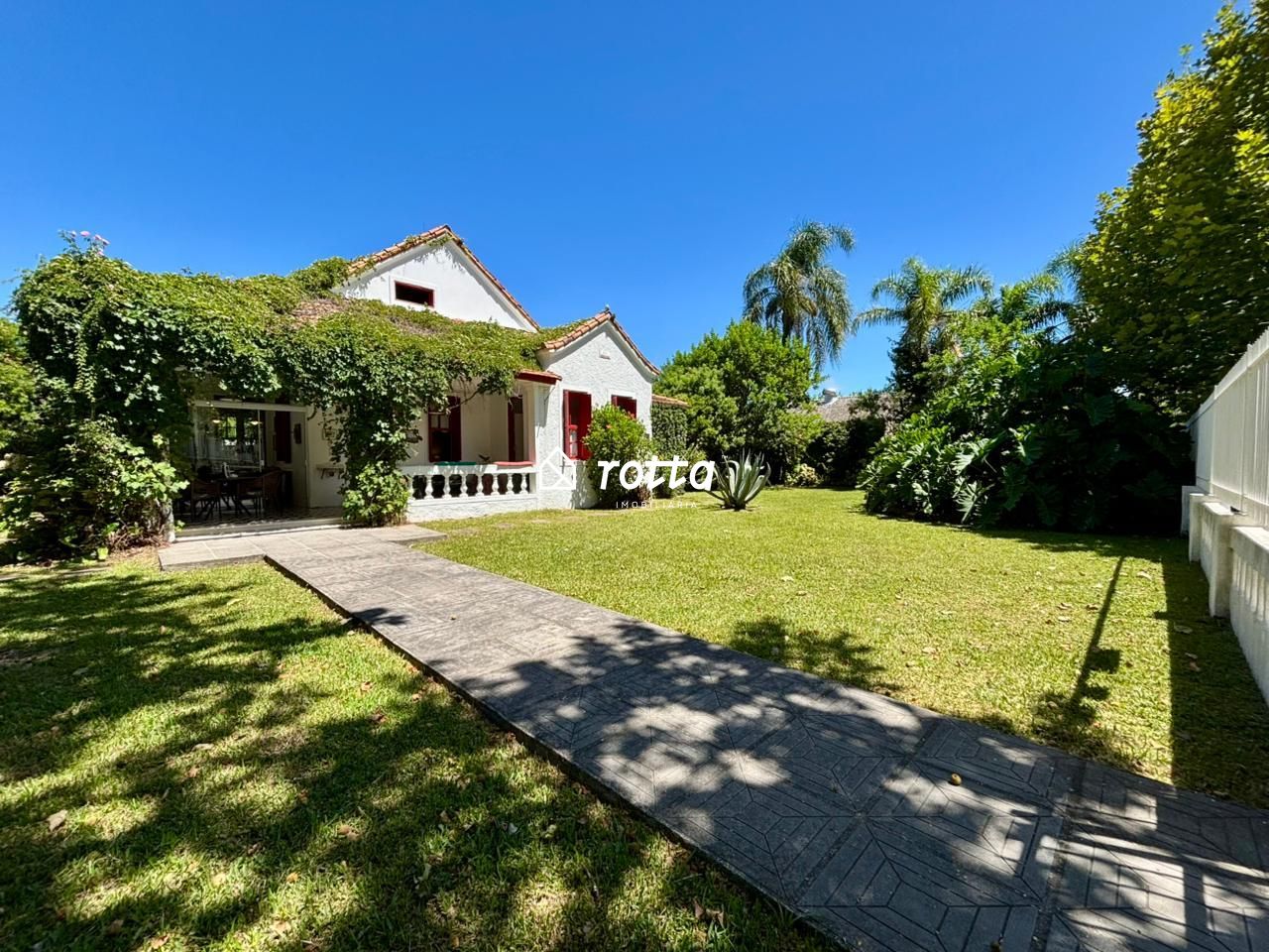 Casa Centenária e Única com Jardim no Coração do Cassino!