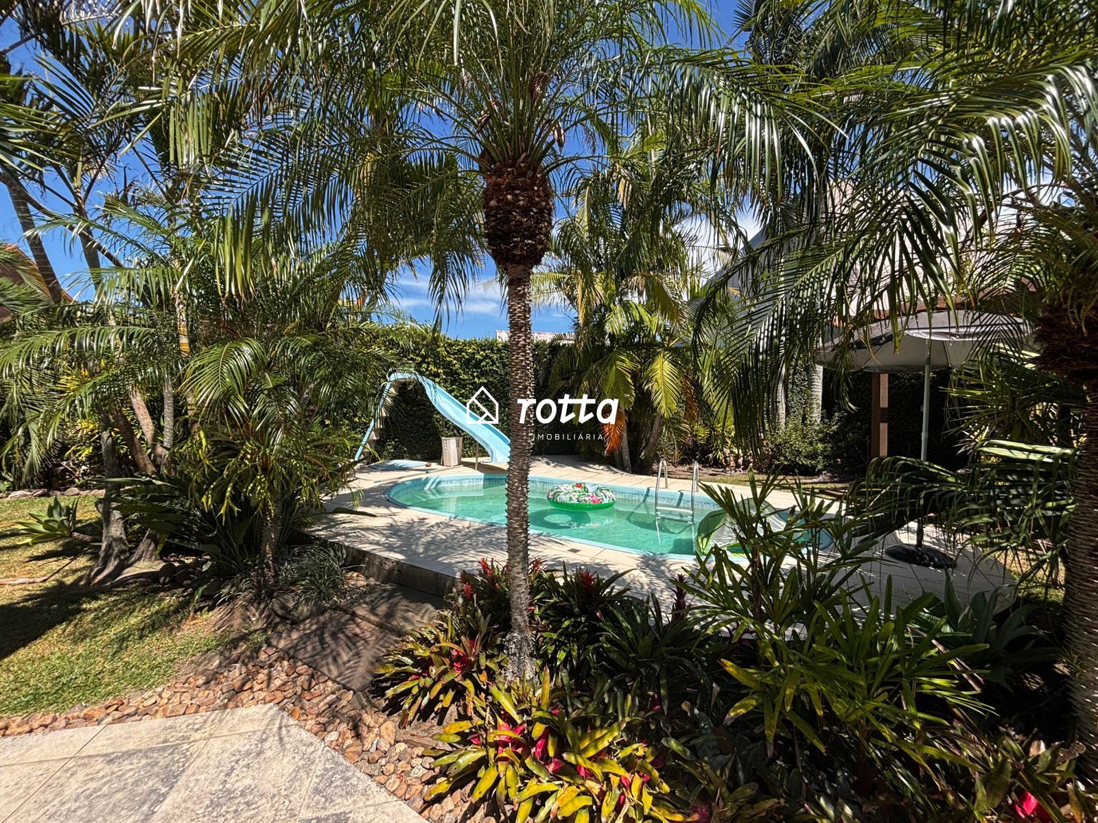 Casa incrível em dois terrenos com piscina e frente norte no Cassino