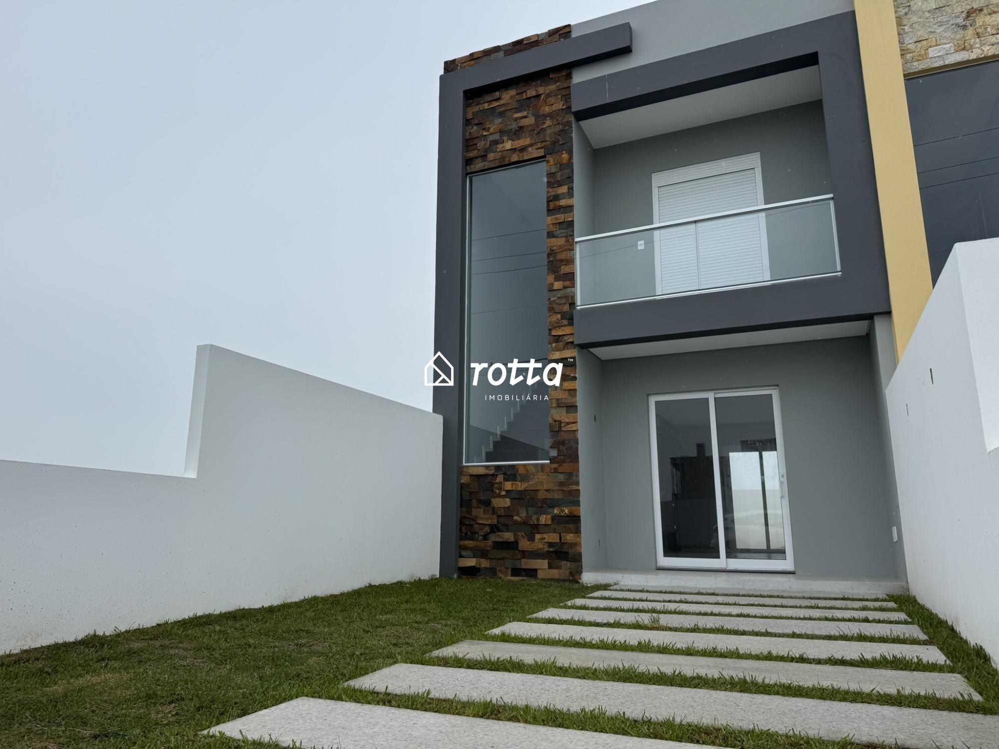 Casa com Lareira, Excelente Posição Solar e Rua Calçada no Cassino!