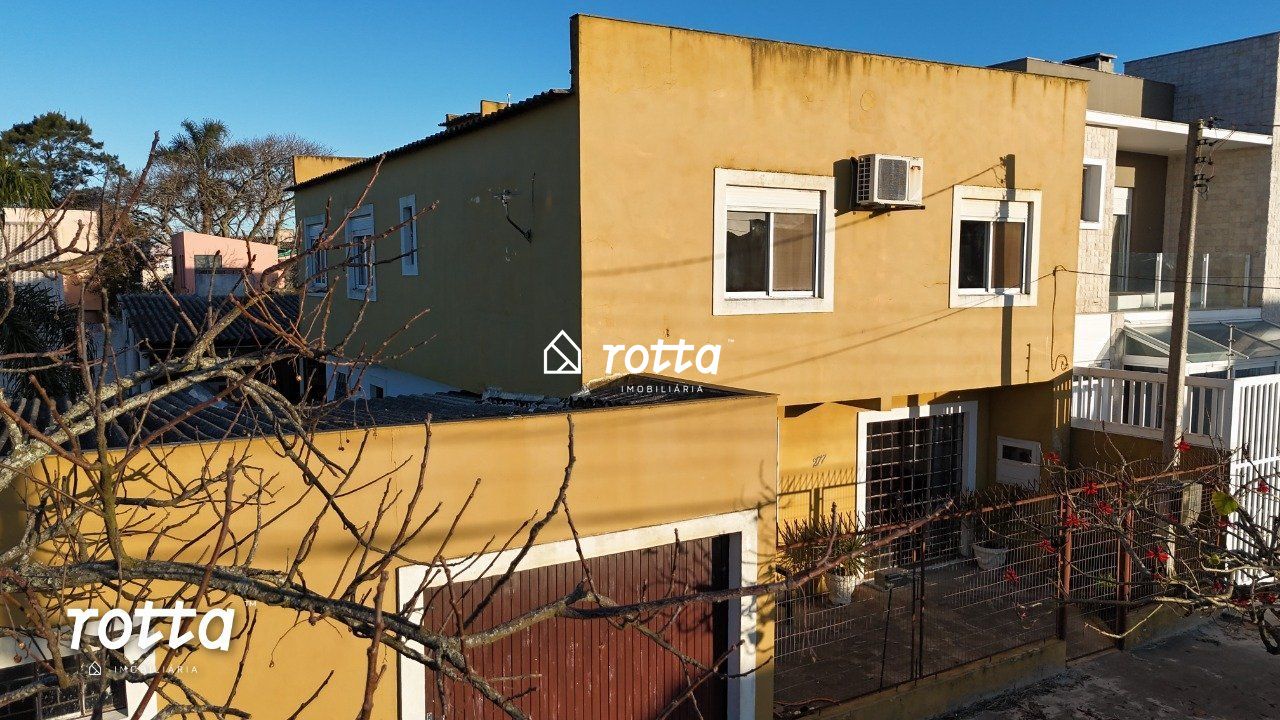 Sobrado com Piscina e Área Gourmet em Terreno Amplo no Cassino