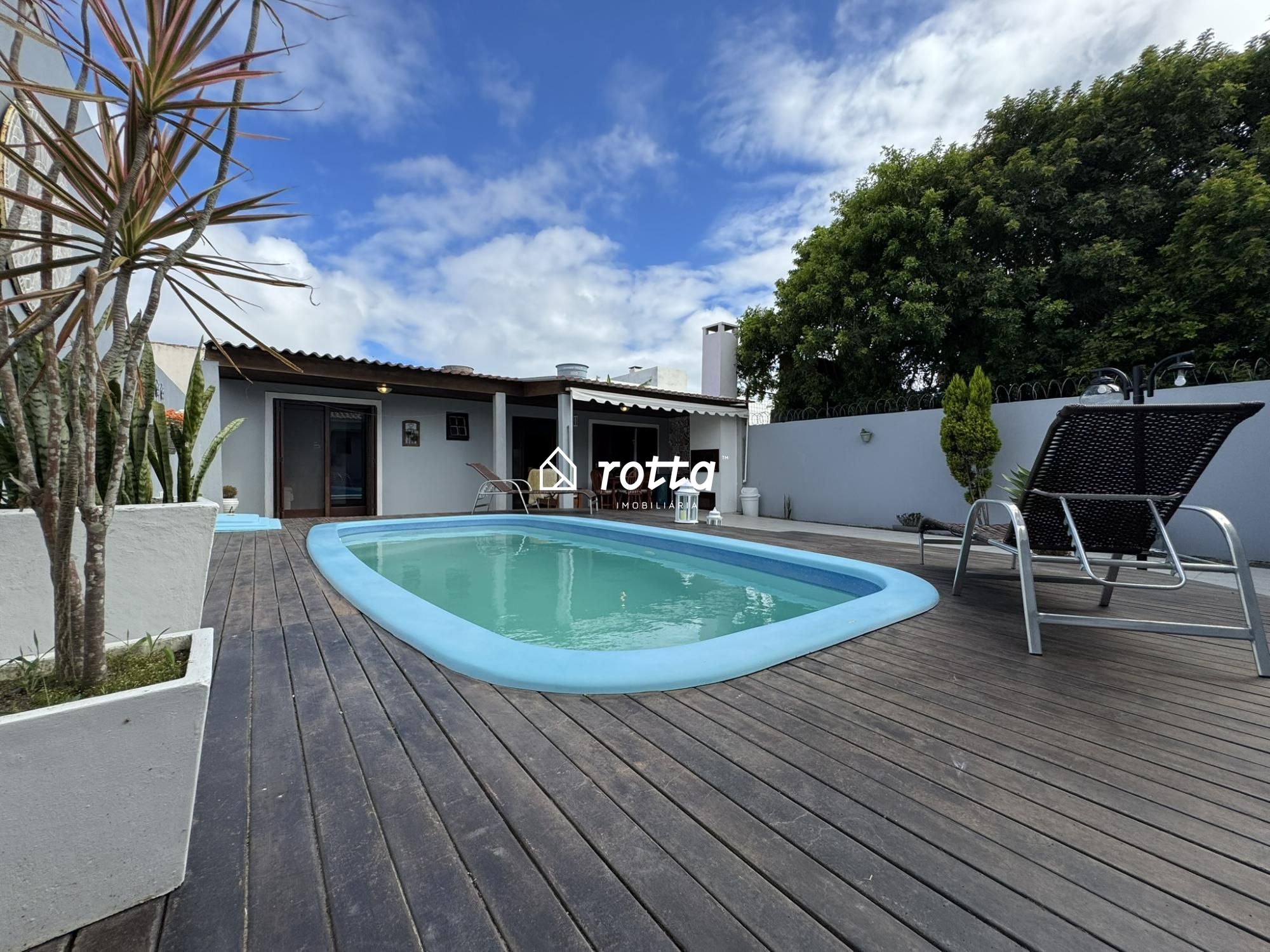 Casa com Piscina e Frente Norte a Poucos Metros da Av. Atlântica!