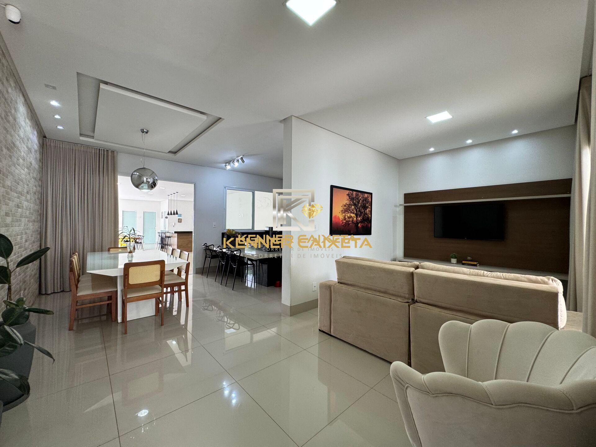 Casa, 3 quartos, 243 m² - Foto 1