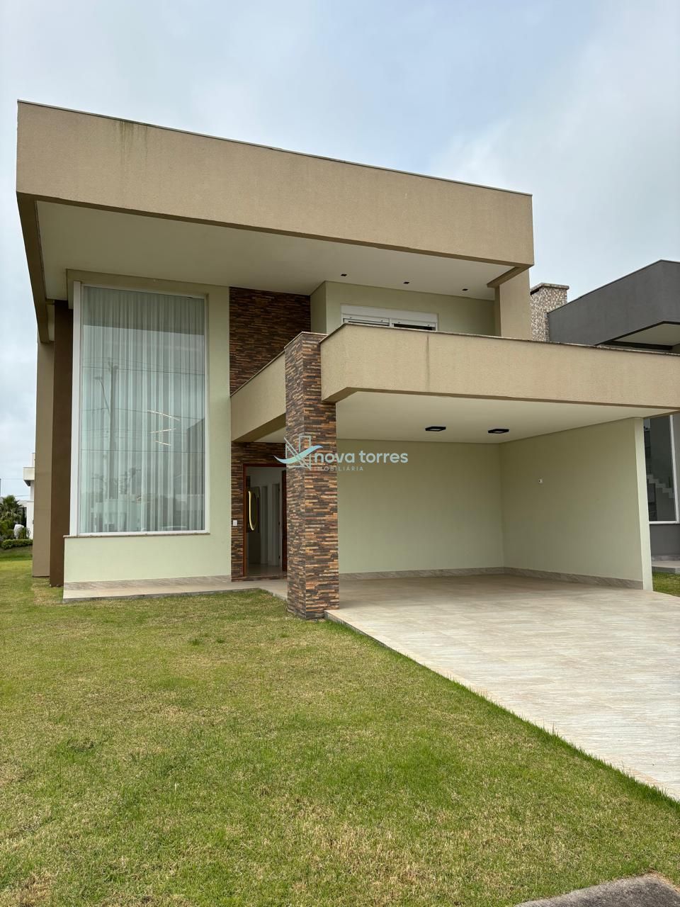 Casa em condominio com fundos lago