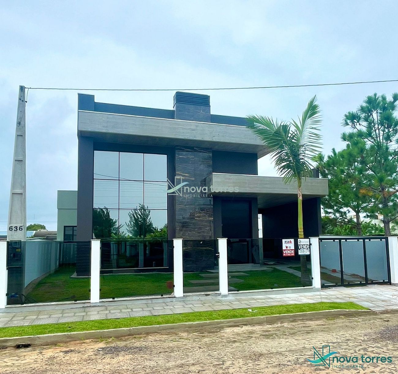 Casa com 3 dormitórios próxima ao mar em Passo de Torres - SC