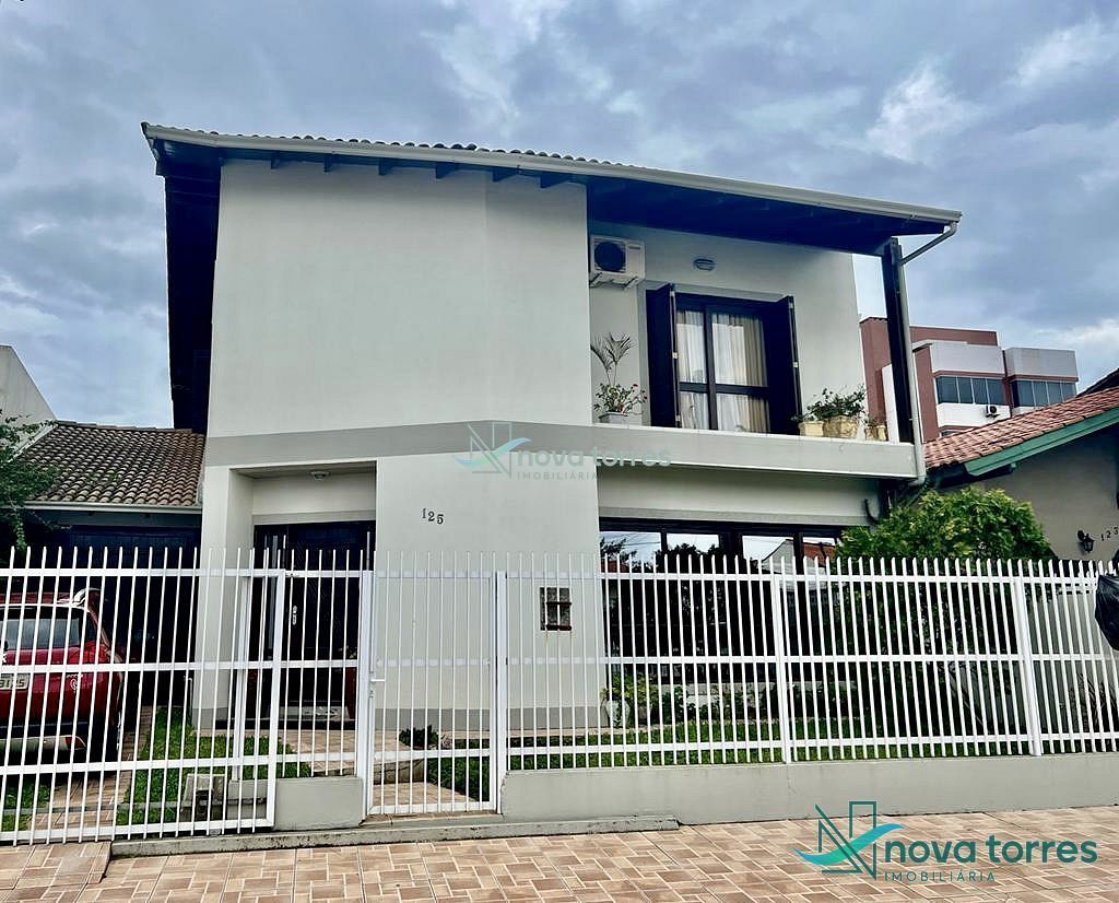Casa com 4 dormitórios no Centro de Torres-RS