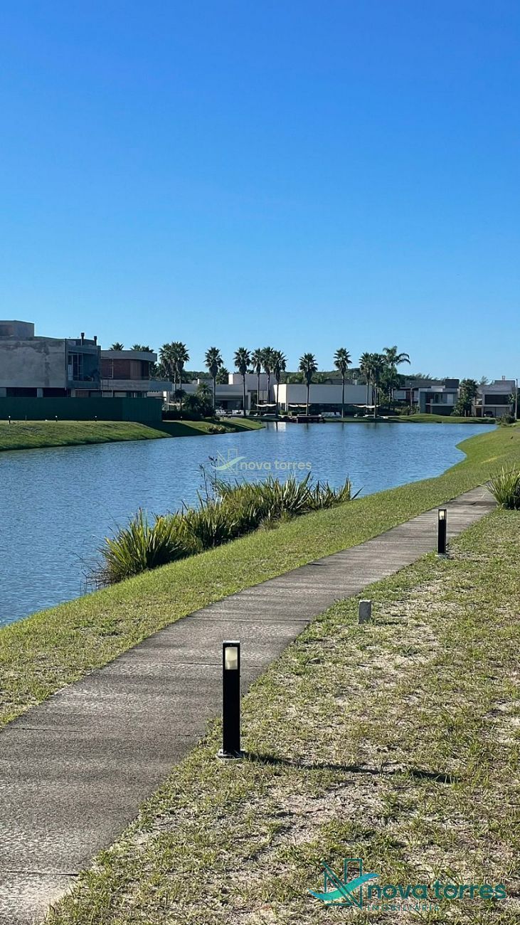 Terreno de 405m² com fundos para o lago no Condomínio Ilhas Park em Torres-RS