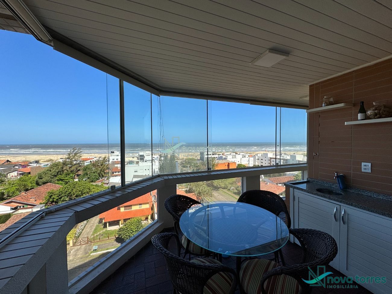Apartamento espaçoso com vista para o mar em localização privilegiada em Torres