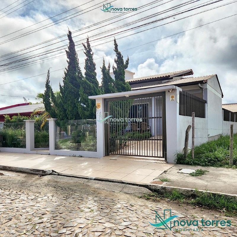Casa com 3 dormitórios, sendo 1 suíte com closet, em Torres-RS