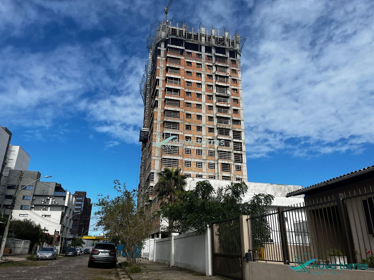 Apartamento com 02 dormitórios com box duplo de garagem