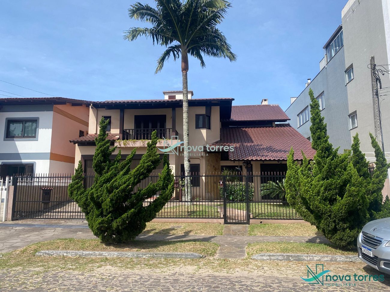 Casa Alto Padrão com Piscina Privativa no Centro de Torres