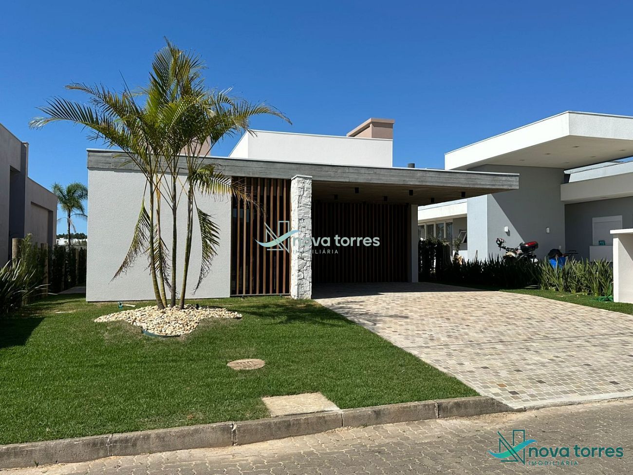 Casa Elegante em Condomínio Fechado no Bairro Reserva das Águas, Torres/RS
