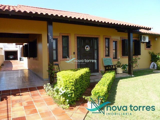 Casa com 3 dormitórios no bairro Stan em Torres-RS
