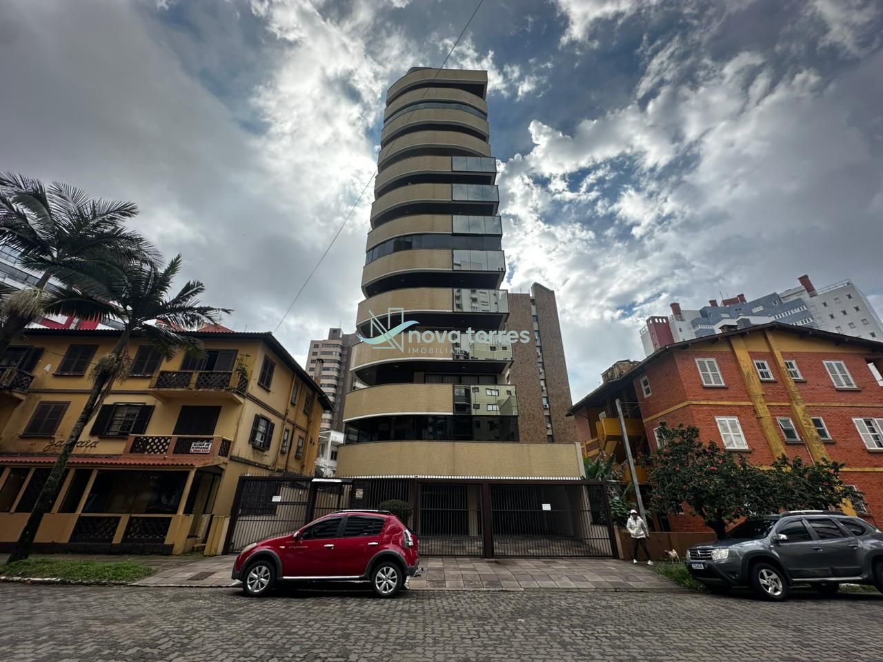 Apartamento 03 dormitórios apenas 250 mts do mar.