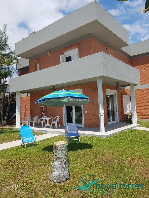 Casa com 5 dormitórios, sendo 3 suítes, em Torres-RS