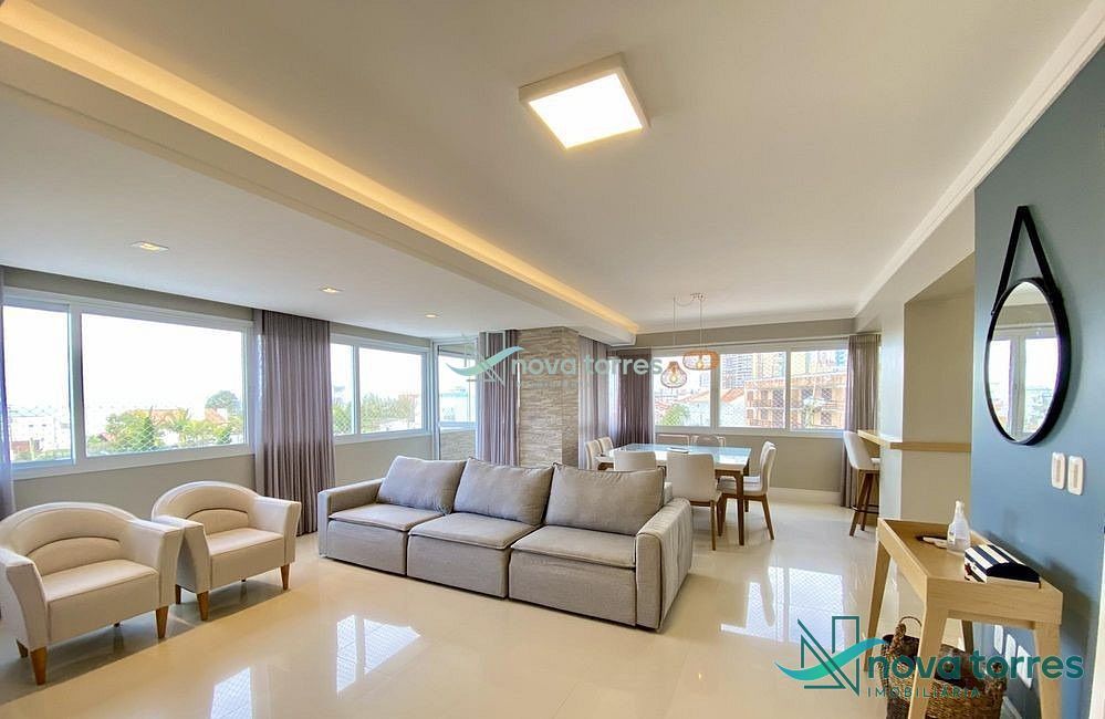 Apartamento de esquina, nas quatro praças e próximo ao mar.