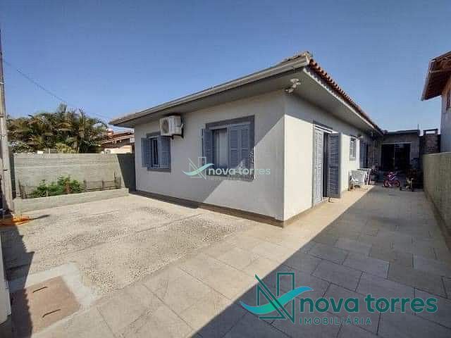 Casa com 5 dormitórios no bairro Igra Sul em Torres-RS