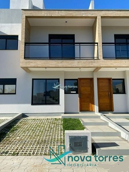 Sobrado triplex com 2 dormitórios no Centro, em Passo de Torres - SC