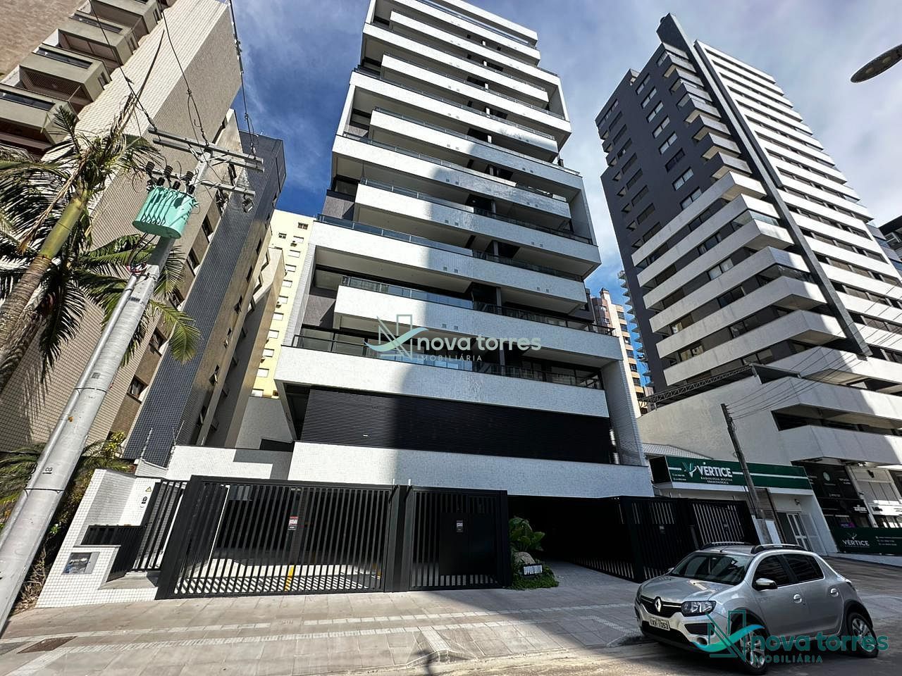 Apartamento com 02 dormitórios uma quadra da Quatro Praças