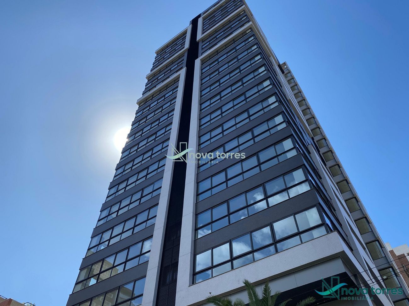 Apartamento 03 dormitórios mobiliado apenas 350 metros do mar
