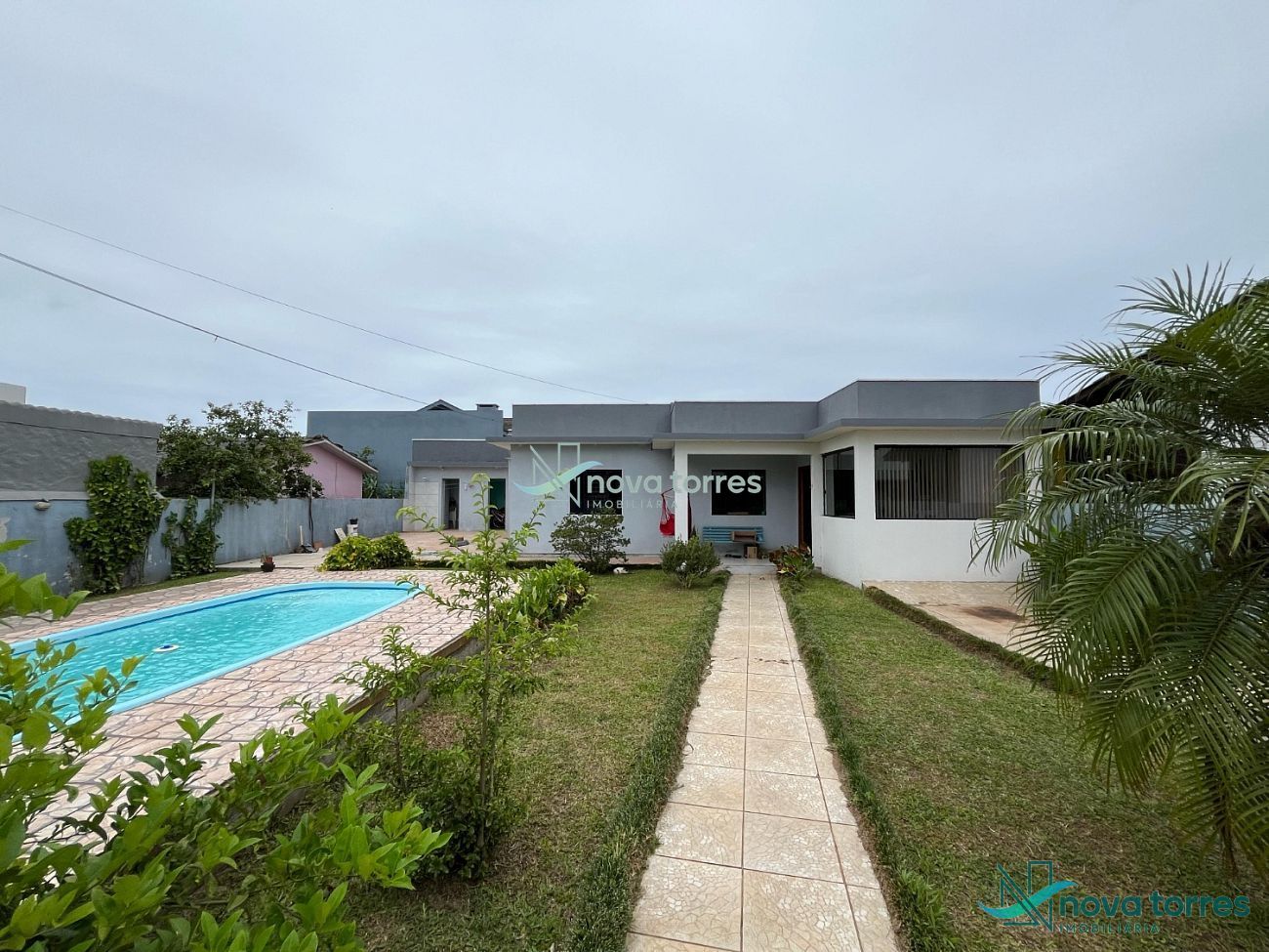 Casa Espaçosa com Piscina Privativa – Bairro Stan, Torres/RS.