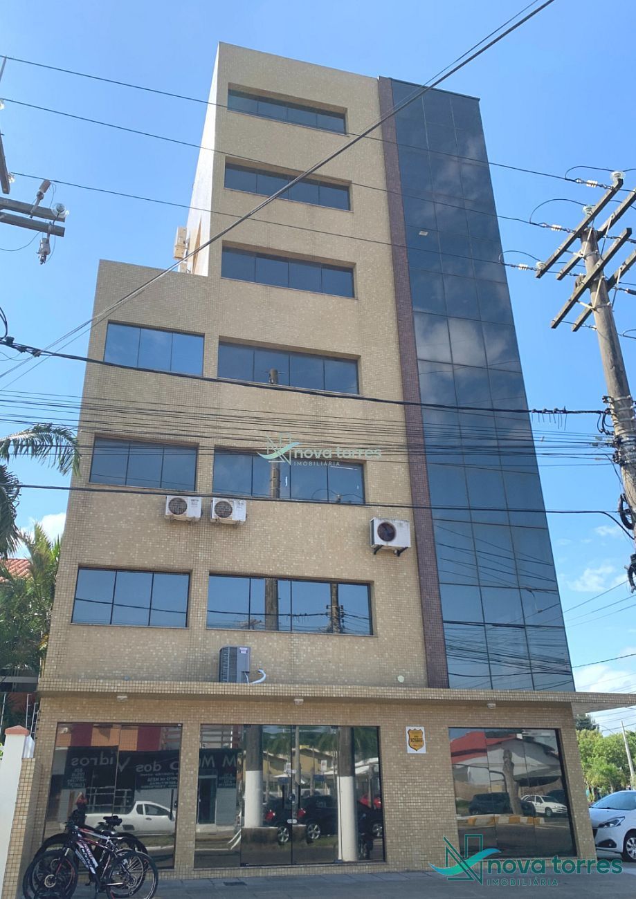 Sala comercial decorada no Centro de Torres-RS com vista para a Lagoa do Violão